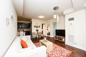 Condo superluxo, várias camas, vista para a cidade | Área de estar | Smart TV, Netflix