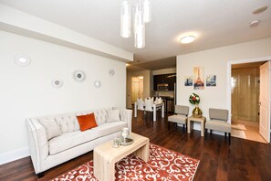 Condo superluxo, várias camas, vista para a cidade | Área de estar | Smart TV, Netflix