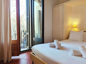 1 bedroom, iron/ironing board, WiFi, bed sheets - Rambla F - Plaça Catalunya, great views! (Barcelona)