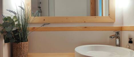 Bañera, secador de pelo, toallas