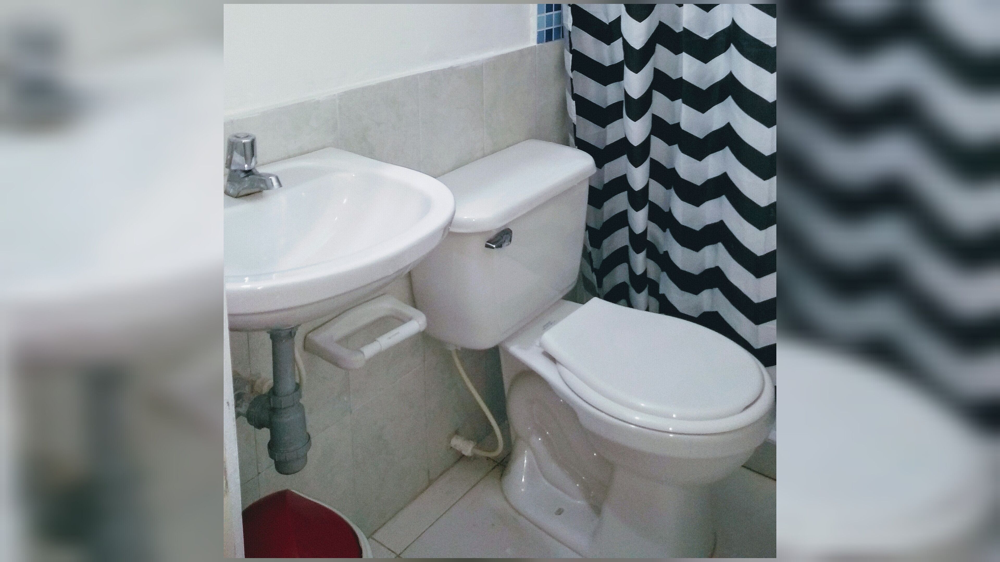 Regadera, toallas, jabón, papel de baño 