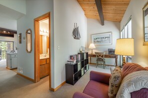 Una televisión, una chimenea, un reproductor de DVD