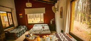 Cabaña estándar, varias camas, vista al parque | Muebles diferentes, wifi gratis y ropa de cama