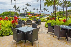 Outdoor dining - Oceanview getaway w/ shared pools, gym, & hot tub - walk to the beach! (Kapaa)