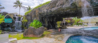 Oceanview getaway w/ shared pools, gym, & hot tub - walk to the beach!