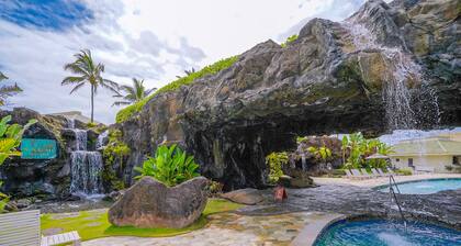 Oceanview getaway w/ shared pools, gym, & hot tub - walk to the beach!