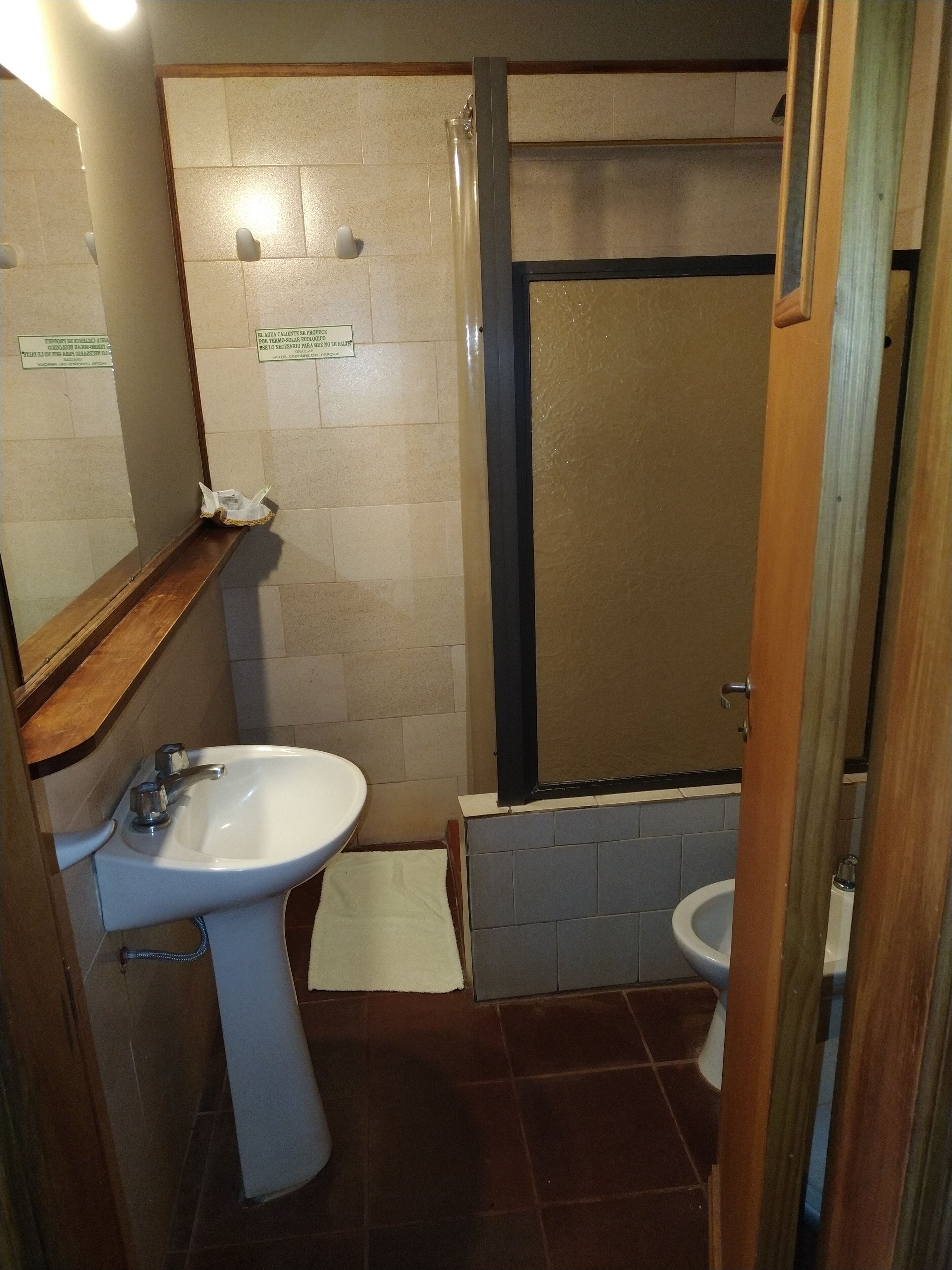 Ein Badezimmer mit Waschbecken, Toilette und Duschbereich.
