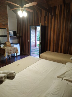 Hypoallergeen beddengoed, individueel gedecoreerd, een bureau