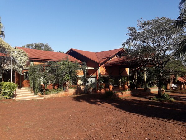 Free self-parking - Hotel Cabanas del Parque (Obera)