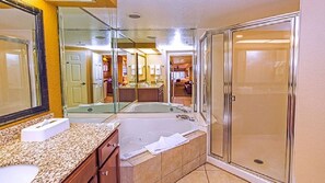 Ensemble douche/baignoire, baignoire à jets, sèche-cheveux
