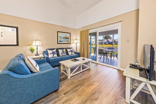 Lakefront Condo with Pools, Gym & Hot Tub!