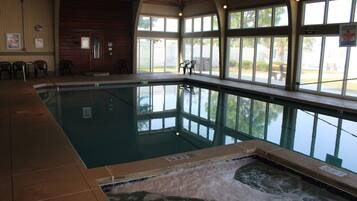 室内游泳池,室外游泳池