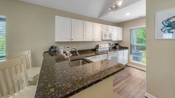 冰箱、微波炉、烤箱、炉灶