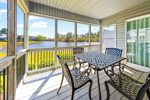 Outdoor dining - Renovated 2BR Lakefront Condo w/ Amenities (New Bern)