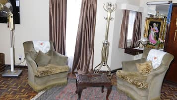 Deluxe Suite (King) | Living area | Smart TV