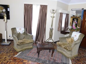 Deluxe-Suite (King) | Wohnbereich | Smart-TV