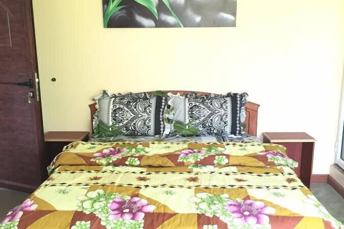 Premium bedding, in-room safe, desk, WiFi (free)