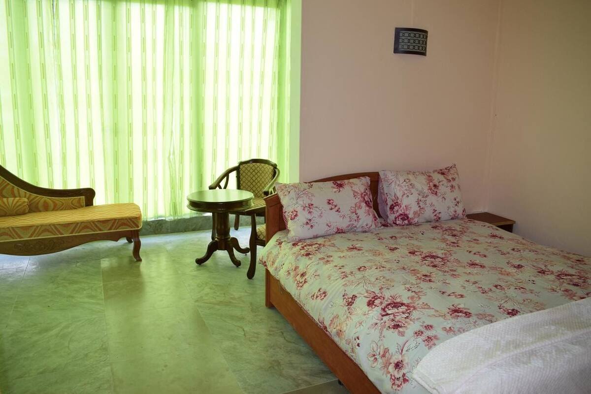 Premium bedding, in-room safe, desk, WiFi (free)