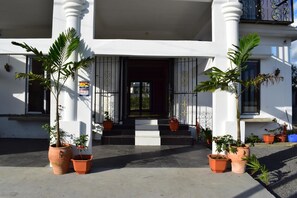 Front of property - SkylineInn Hotel (Surinam)