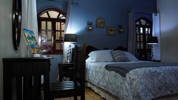 6 Schlafzimmer, Schreibtisch, Bügeleisen/Bügelbrett, WLAN