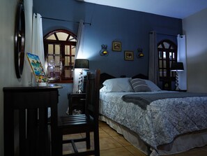 6 Schlafzimmer, Schreibtisch, Bügeleisen/Bügelbrett, WLAN