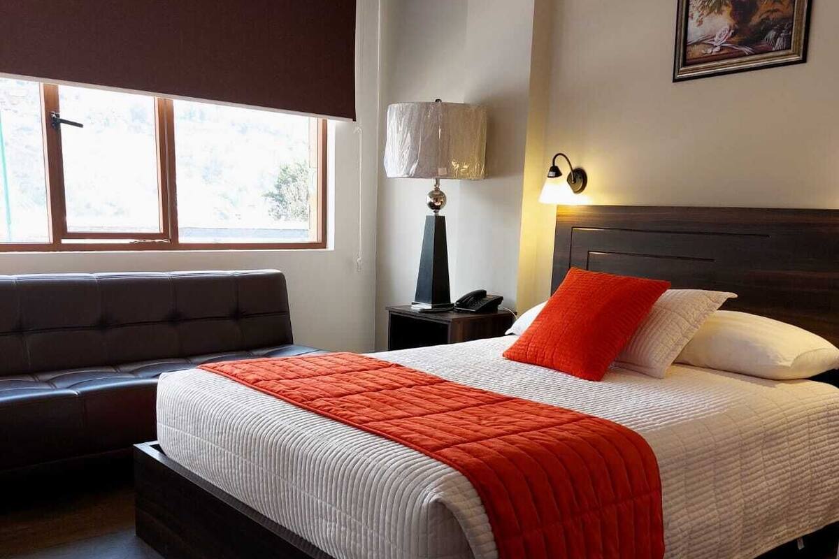 Habitación romántica | Espacio para trabajar con un portátil y cortinas opacas