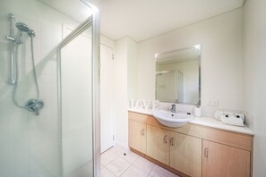 Combined shower/bathtub, towels, toilet paper