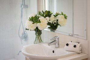 Ensemble douche/baignoire, serviettes fournies, papier toilette