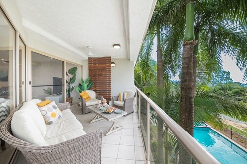 Beautiful 2 Bedroom Apartment just a 5 minute walk to the Port of Airlie,...