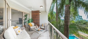 Beautiful 2 Bedroom Apartment just a 5 minute walk to the Port of Airlie,...