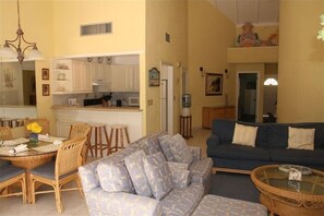 TV, DVD player, livros, aparelho de som