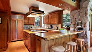 Cabin, 1 King Bed | Private kitchen | Full-size fridge, microwave, oven, stovetop