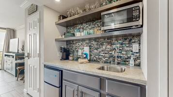 Réfrigérateur, micro-ondes, cafetière/bouilloire, grille-pain