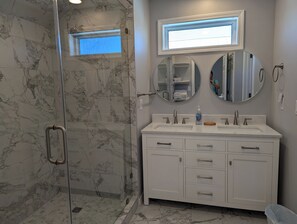 Badewanne, Whirlpool, Haartrockner, Handtücher