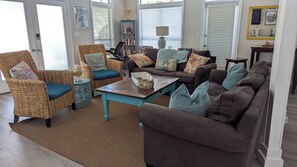 Smart TV, DVD player, table football, books - Steps to beach, private/heated pool, backyard oasis,2 masters, 3 balconies (Destin)