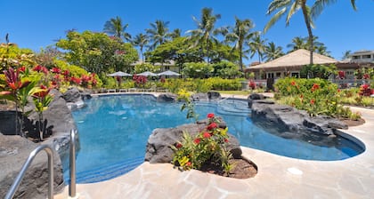 Indulge in Luxurious poolside living: Ground Floor Condo in Waikoloa