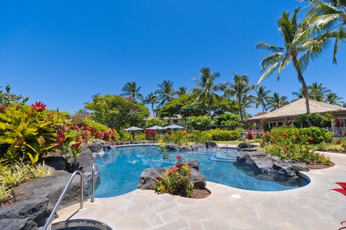 Indulge in Luxurious poolside living: Ground Floor Condo in Waikoloa