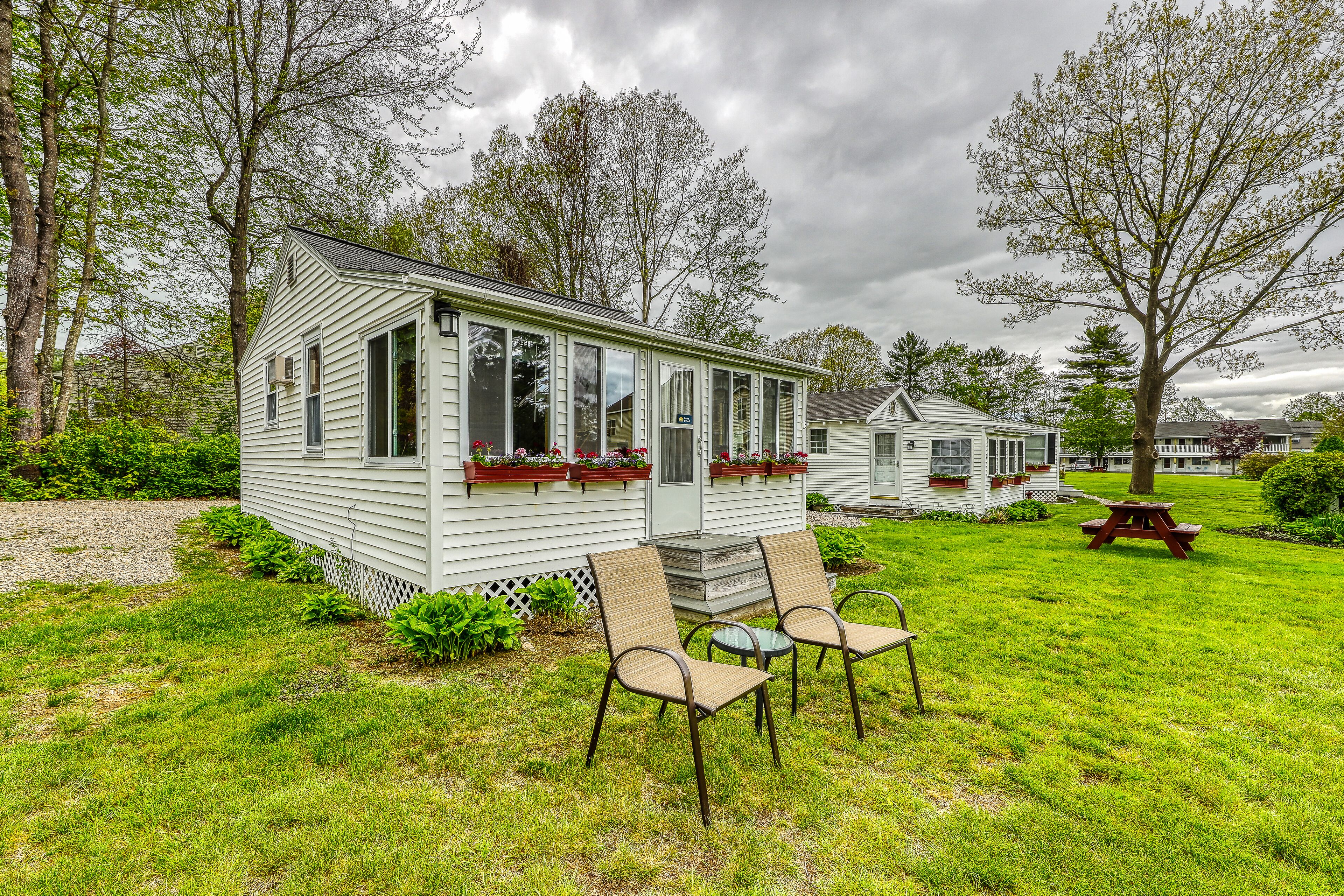 Quaint & romantic getaway with a pool & full kitchen - close to the ocean