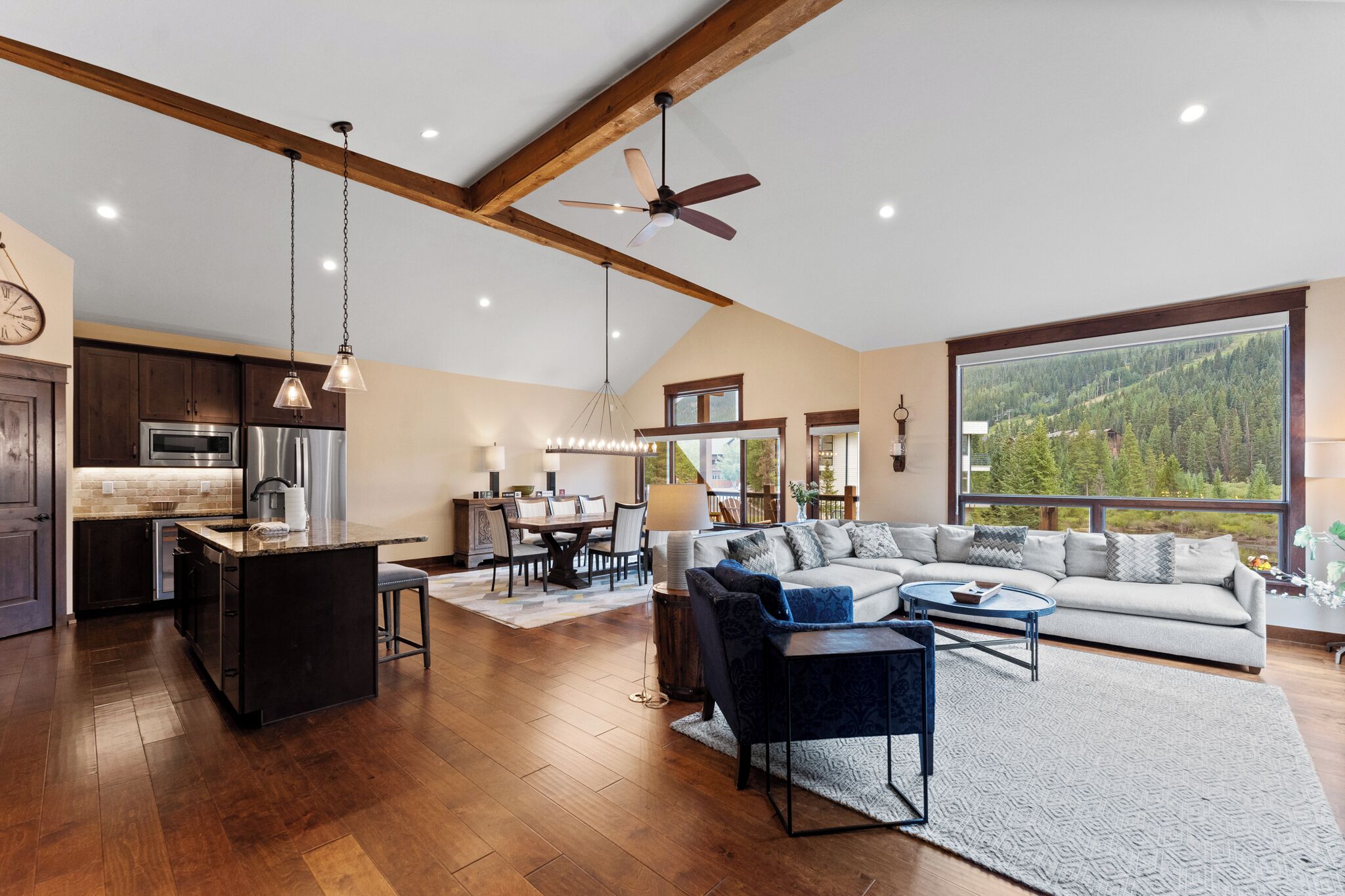 TV a schermo piatto, caminetto