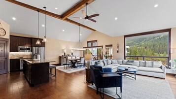 TV a schermo piatto, caminetto