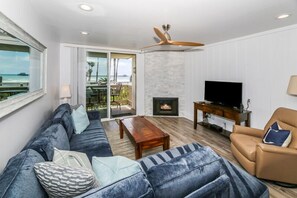 Televisio, takka, DVD-soitin, pöytäjalkapallopöytä