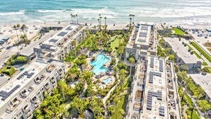 Un complexe hôtelier doté d’une piscine, d’un accès à la plage et offrant une vue sur l’océan.
