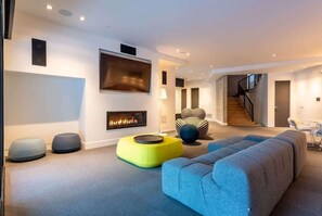 Smart TV, fireplace, ping pong, stereo