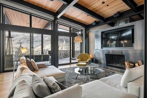 Smart TV, chimenea, mesa de ping pong, estéreo