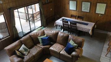 Télévision, Netflix, lecteur de DVD, baby-foot