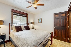 3 bedrooms, iron/ironing board, free internet, bed sheets