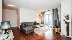 50-inch Smart TV with cable channels, TV, Netflix - Sarkar Suites - 330 Burnhamthorpe Road (Mississauga)