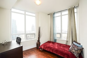 Egyptian cotton sheets, premium bedding, down duvets, memory-foam beds - Sarkar Suites - 330 Burnhamthorpe Road (Mississauga)