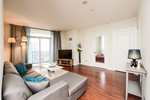 50-inch Smart TV with cable channels, TV, Netflix - Sarkar Suites - 330 Burnhamthorpe Road (Mississauga)