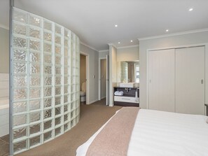3 quartos, ferros/tábuas de passar roupa, Wi-Fi, roupa de cama